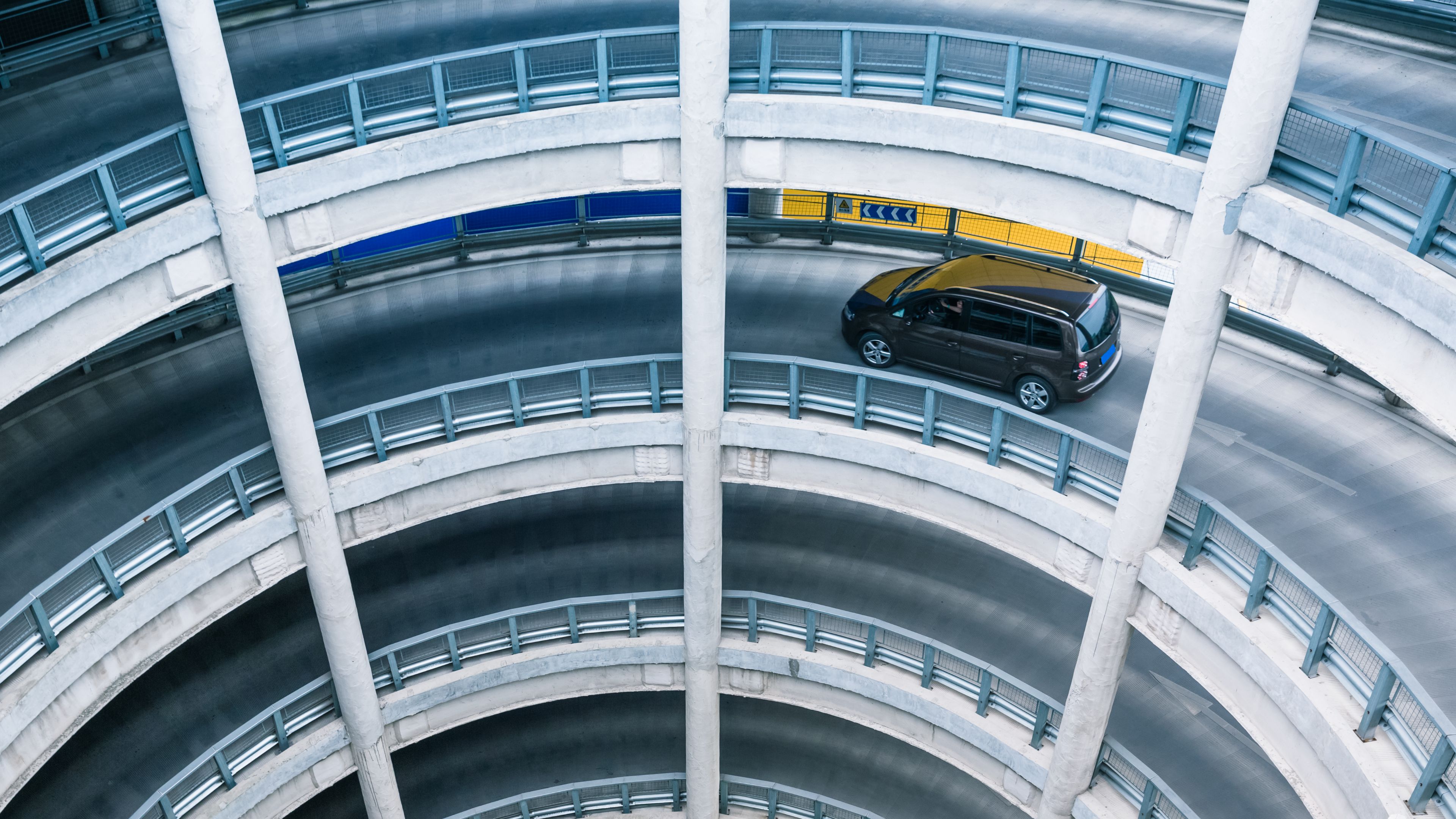 How much time does a tourist lose looking for parking on the islands?