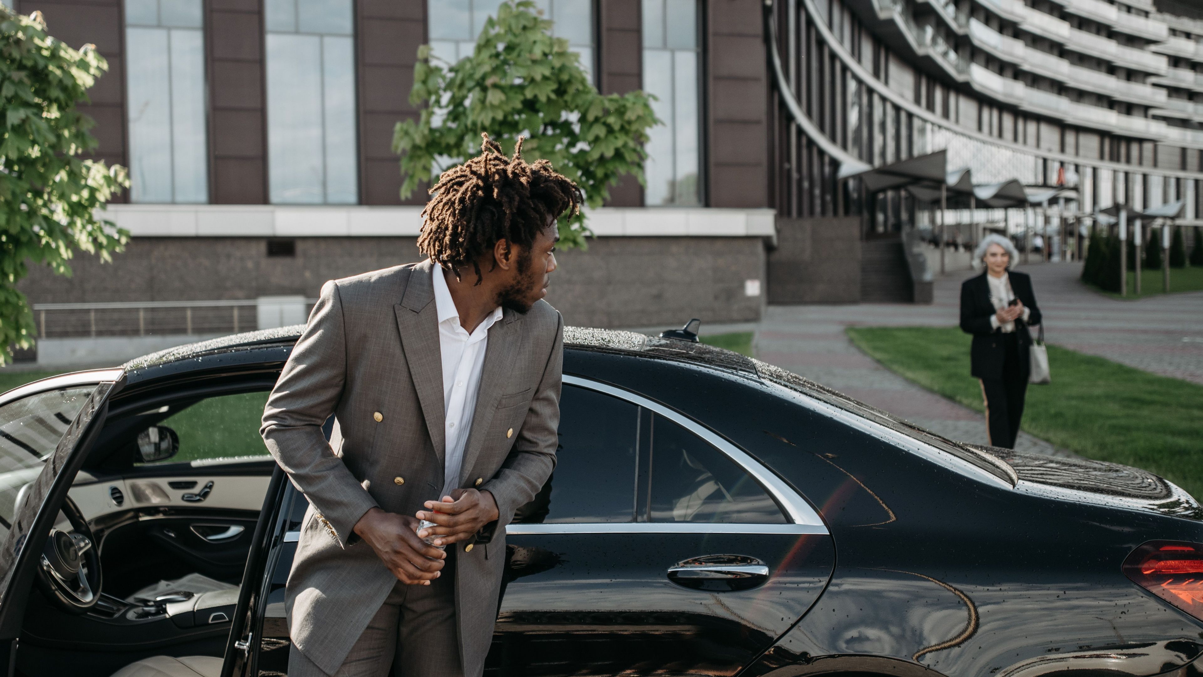 Five situations where it's worth hiring a driver by the hour