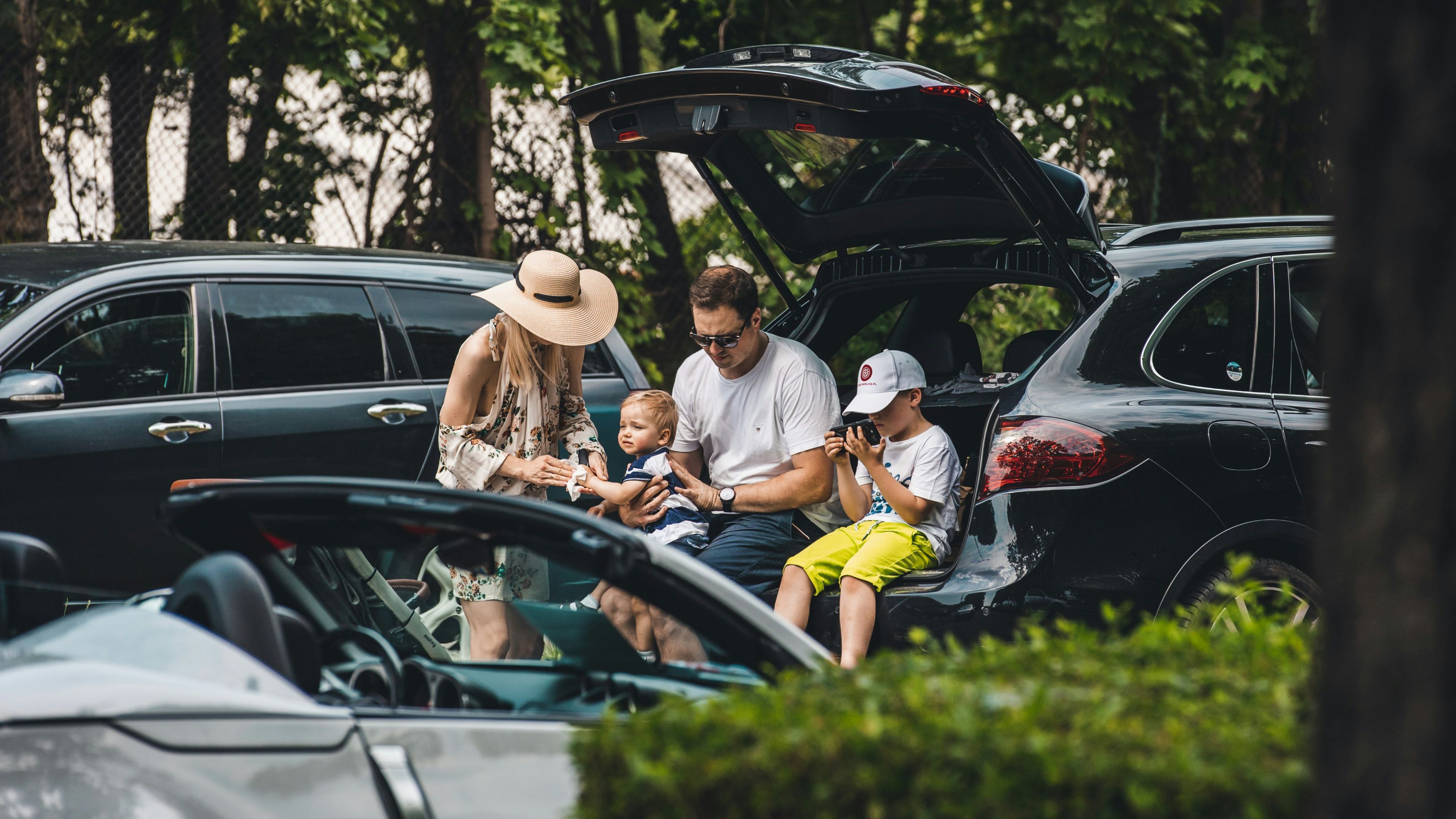 How to organize transportation when multiple families travel