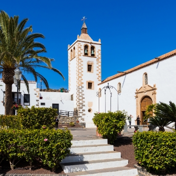 Discover the town of Betancuria and the municipality of Pájara
